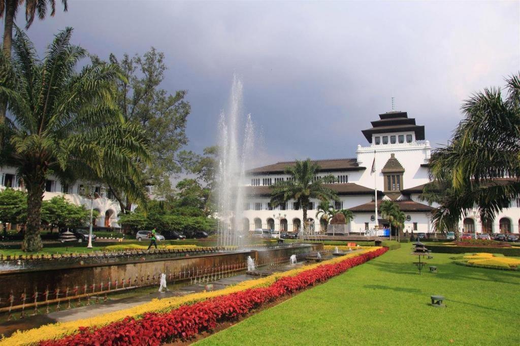 Gania Hotel Bandung Exterior photo